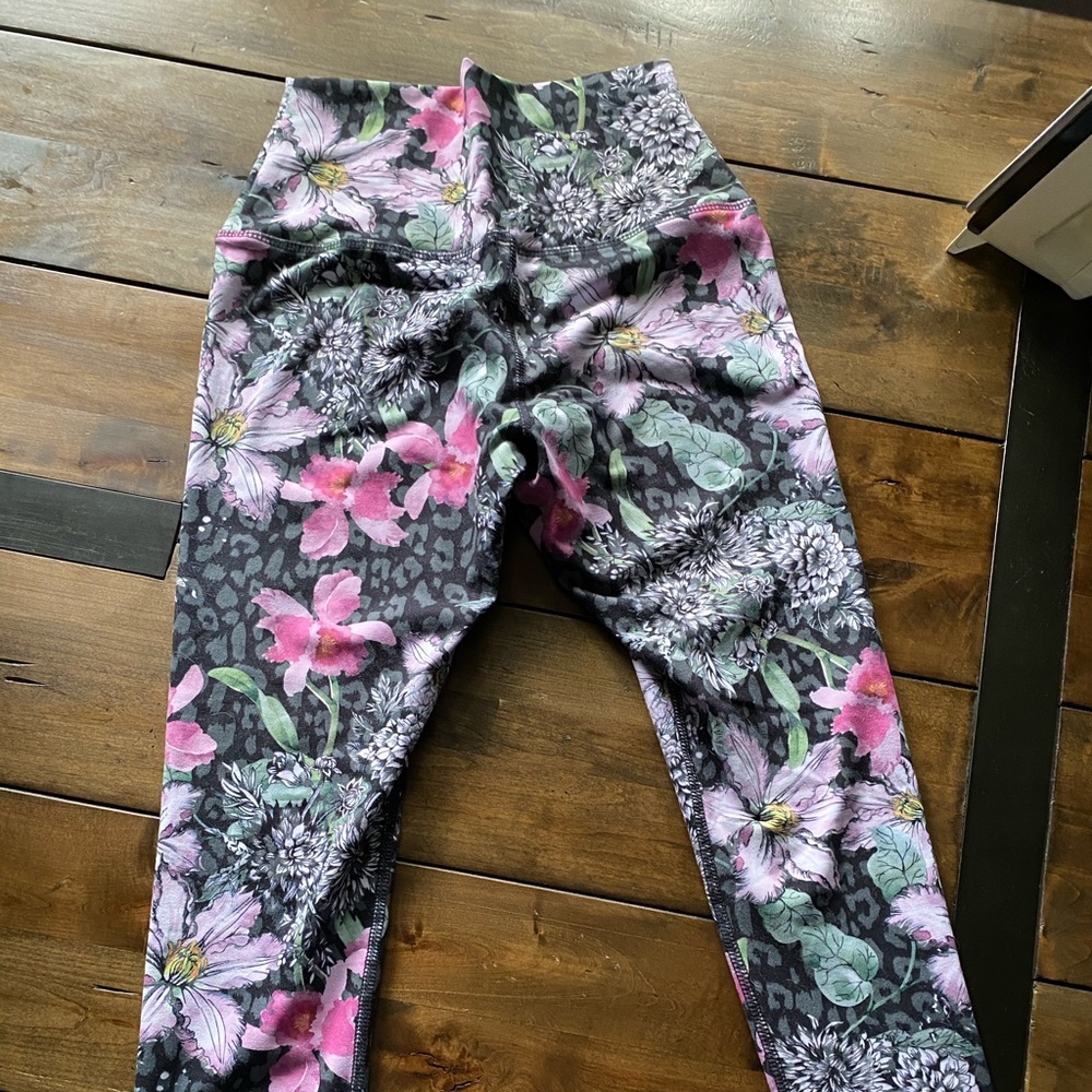 High waisted capri leggings. Smoke free home.